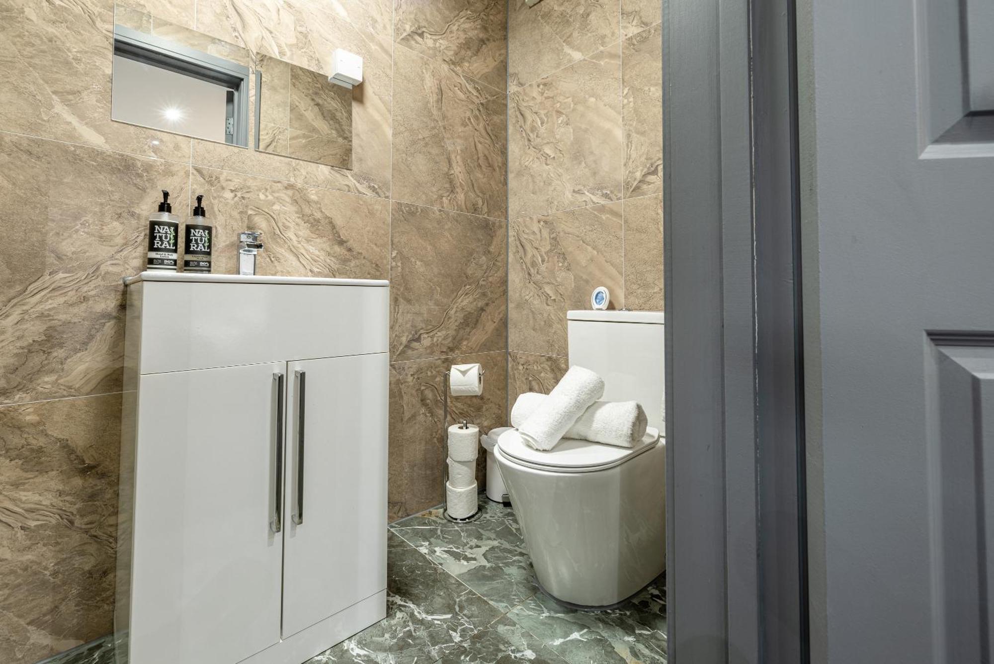 Rnm - Upgraded Business Stay For Travelling Contractors, All Amenities, Private Access Entire Place, Kitchen & Washroom, Smart Tv, Easy Access, Parking Nearby Cradley Heath Exterior photo